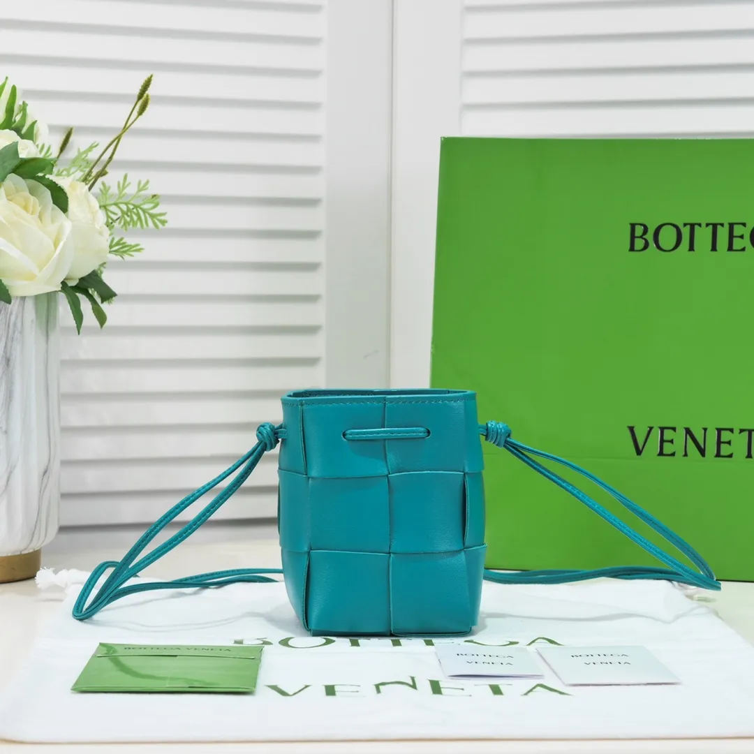 Small shining blue 🔻Bottega veneta* new woven small bucket bag latest series# The square bag shape is matched with classic woven elements, drawstring design, minimalism, and has a very large capacity. Every color is beautiful, it is simple and elegant but has a cool style. It can be used by both men and women, and the upper body is fashionable and classy! Style number: 6611# Large size: 14*9*9cm